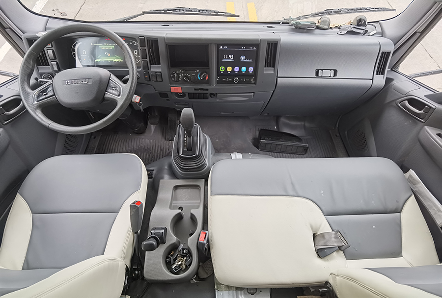 中恒房車-慶鈴五十鈴700P自動擋輕卡房車駕駛室 中恒房車-慶鈴五十鈴700P自動擋輕卡房車駕駛室