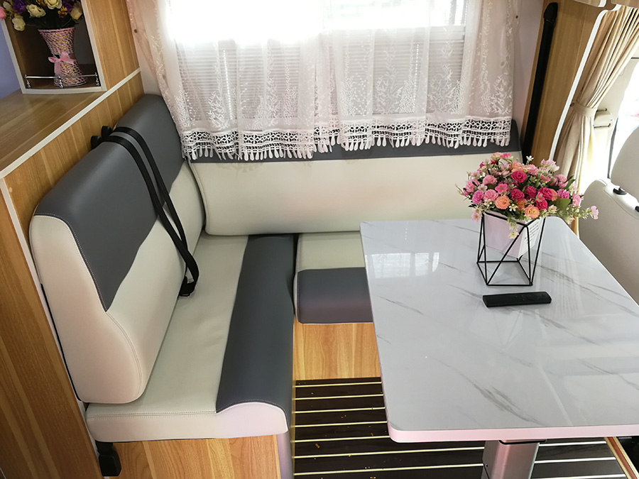 上汽大通V90C型房車-L型沙發(fā) 上汽大通V90C型房車-L型沙發(fā)