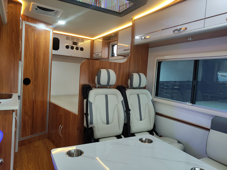 上汽大通V90C型房車-豎床+后置衛(wèi)生間+奔馳座椅 上汽大通V90C型房車-豎床+后置衛(wèi)生間+奔馳座椅