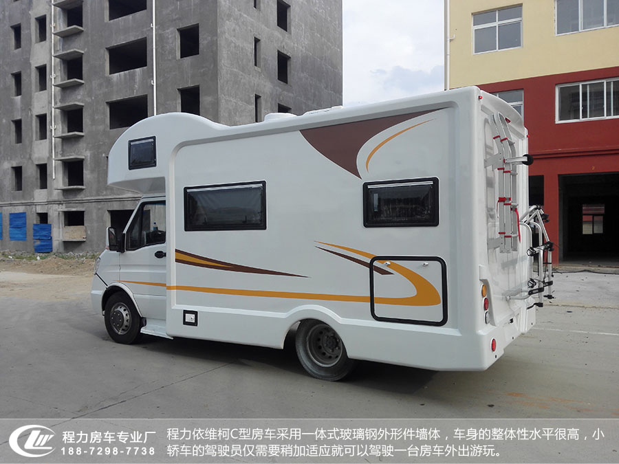 依維柯C型房車時尚版樣車2 依維柯C型房車左側面