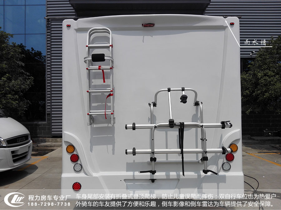 依維柯C型房車時尚版樣車4 依維柯C型房車尾部