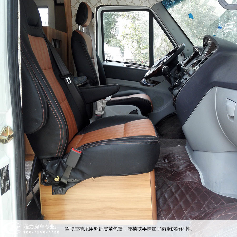 依維柯C型房車時尚版樣車9 依維柯C型房車駕駛室座椅