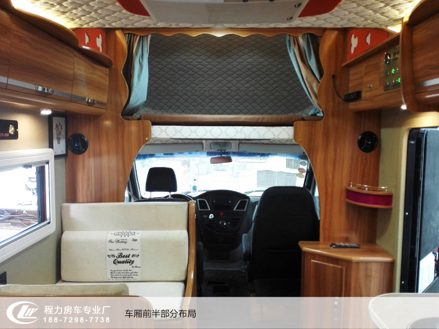 依維柯C型房車時尚版樣車14 寬敞的駕駛室頂部雙人床