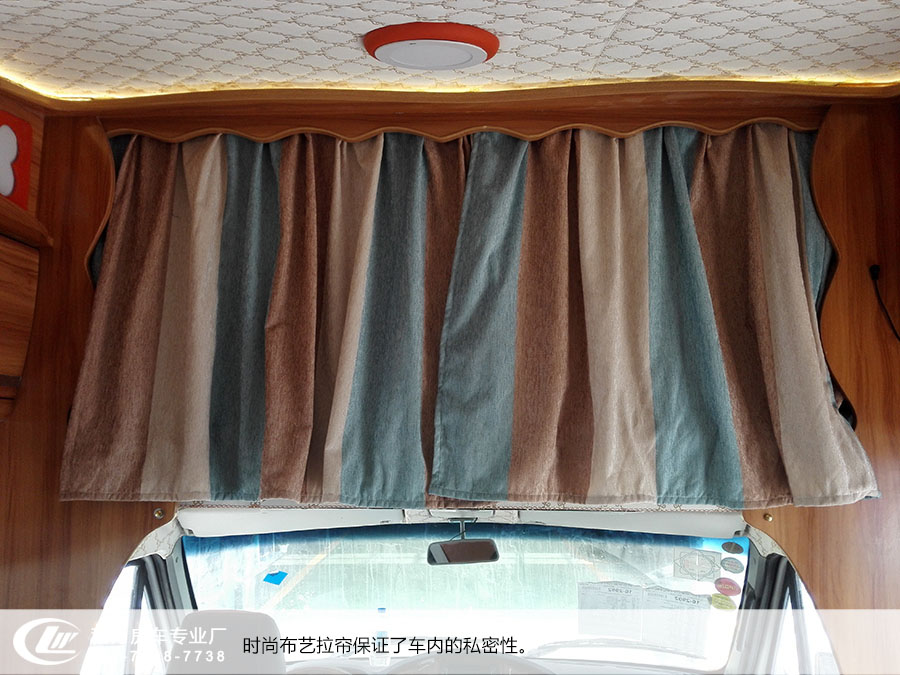 依維柯C型房車時尚版樣車20 駕駛室頂部雙人床隔斷簾