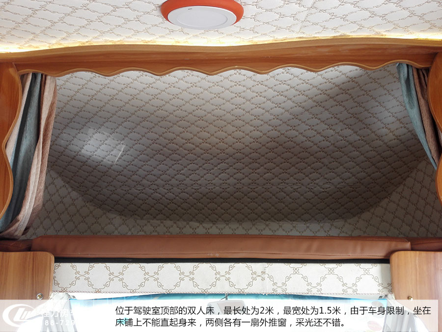 依維柯C型房車時尚版樣車18 非常寬敞的駕駛室頂部雙人床