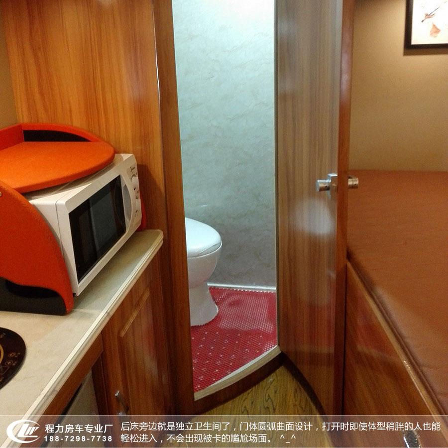 依維柯C型房車時尚版樣車25 依維柯C型房車衛(wèi)生間門體圓弧曲面設計