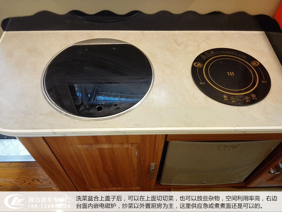 依維柯C型房車時尚版樣車31 依維柯C型房車廚房鑲嵌電磁爐