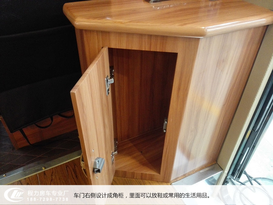 依維柯C型房車時尚版樣車32 依維柯C型房車角柜