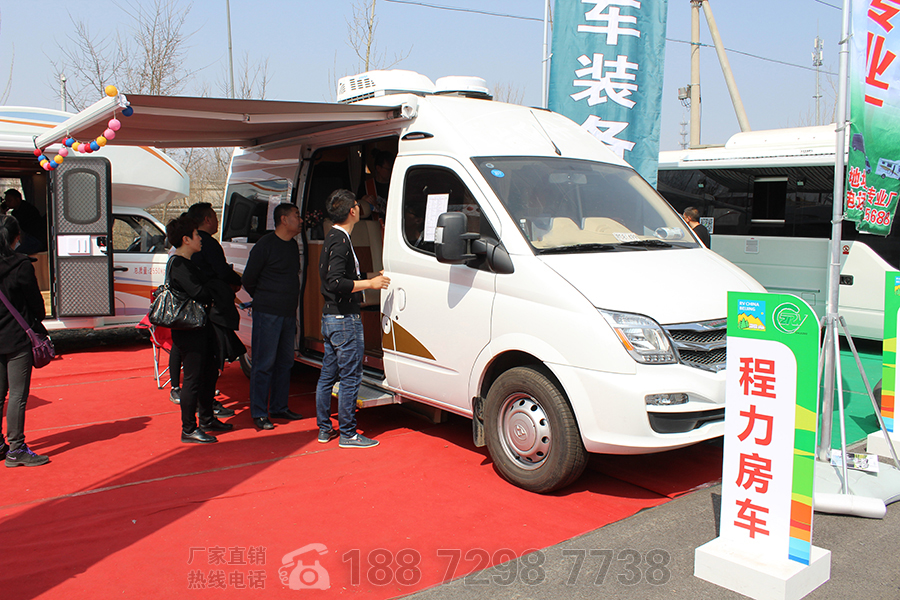 程力大通V80長(zhǎng)軸高頂自動(dòng)擋房車外觀1-展會(huì)現(xiàn)場(chǎng) 程力大通V80長(zhǎng)軸高頂自動(dòng)擋房車外觀1-展會(huì)現(xiàn)場(chǎng)