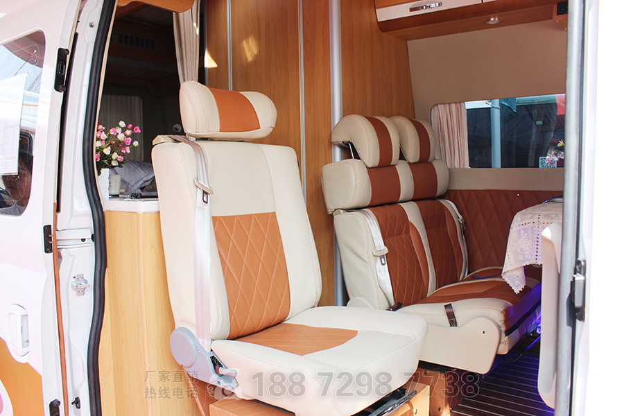 程力大通V80長(zhǎng)軸高頂自動(dòng)擋房車內(nèi)飾2 程力大通V80長(zhǎng)軸高頂自動(dòng)擋房車內(nèi)飾2