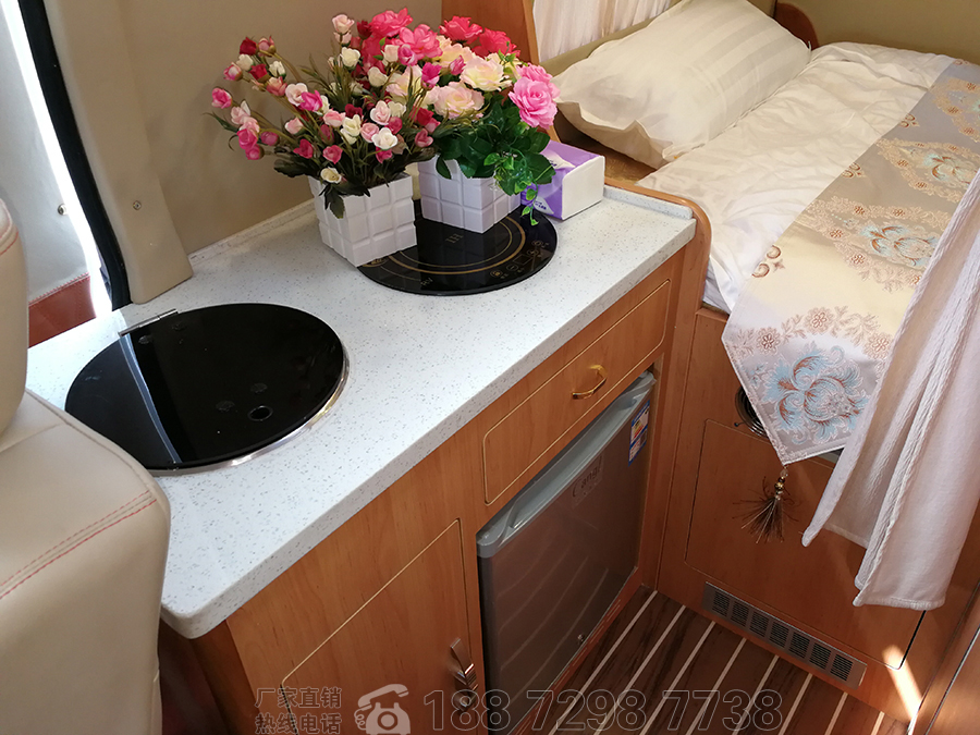 程力大通V80長(zhǎng)軸高頂自動(dòng)擋房車內(nèi)飾4 程力大通V80長(zhǎng)軸高頂自動(dòng)擋房車內(nèi)飾4