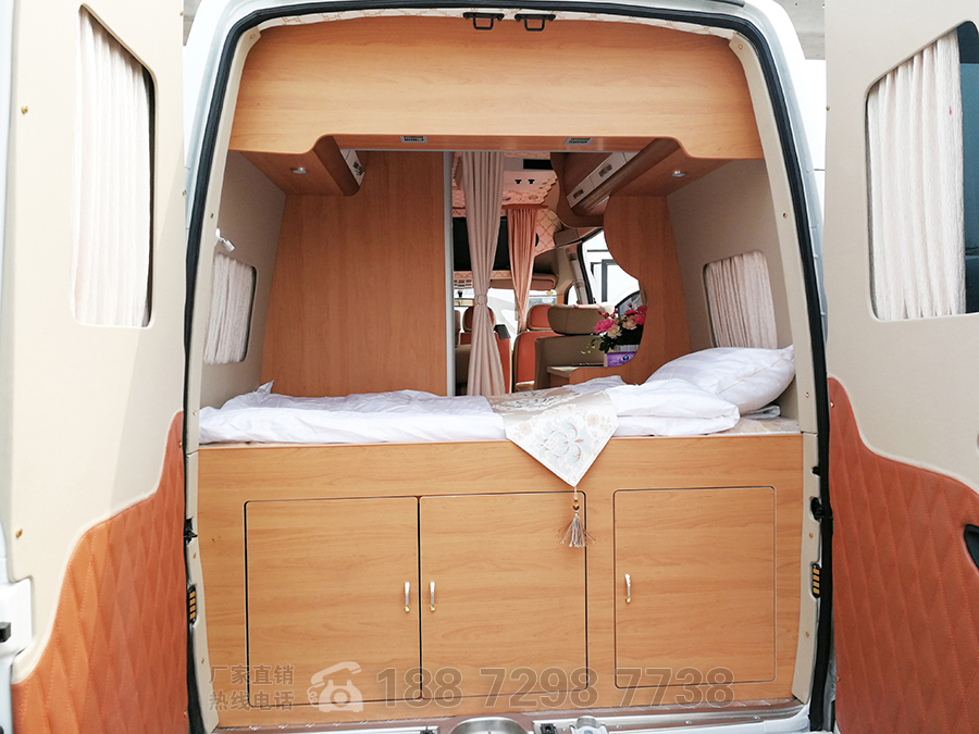 程力大通V80長(zhǎng)軸高頂自動(dòng)擋房車內(nèi)飾6 程力大通V80長(zhǎng)軸高頂自動(dòng)擋房車內(nèi)飾6