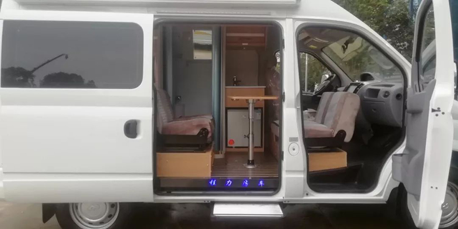 程力房車(chē)-上汽大通國(guó)六短軸中頂房車(chē)2