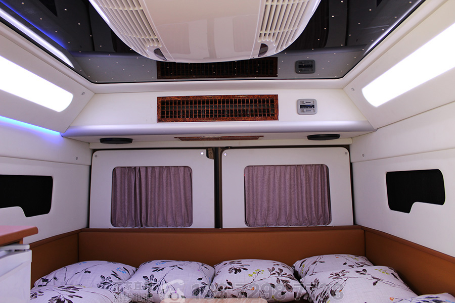 依維柯2046四驅(qū)越野旅居車6