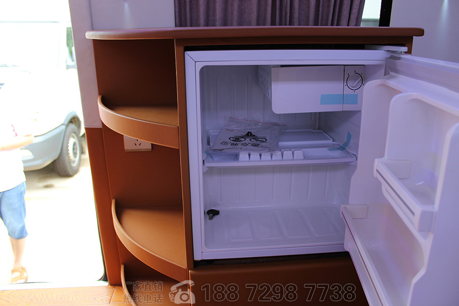 依維柯2046四驅(qū)越野旅居車9