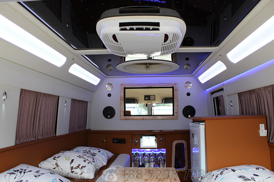 依維柯2046四驅(qū)越野旅居車10