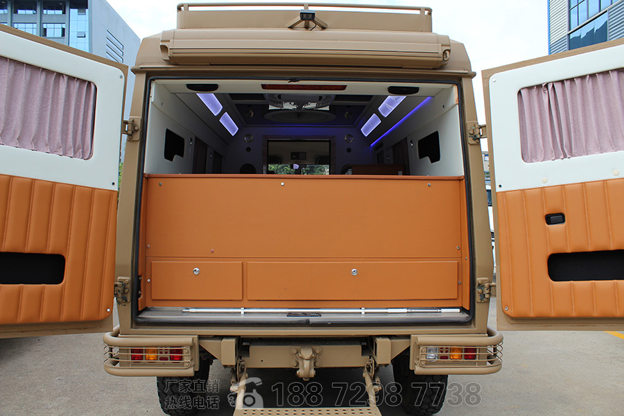 依維柯2046四驅(qū)越野旅居車13