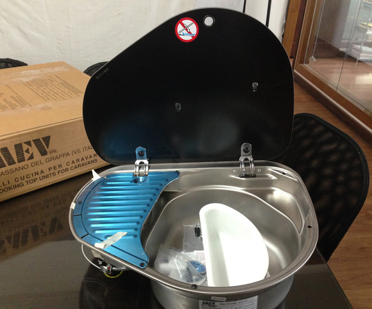 帶玻璃罩的單爐頭燃?xì)庠钏劢M合描述圖4 房車帶玻璃罩單爐頭燃?xì)庠钏劢M合